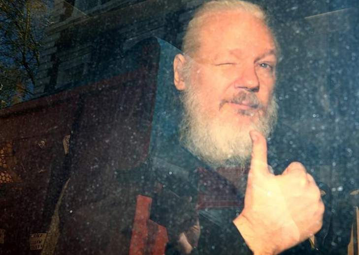 El fundador de WikiLeaks, Julian Assange, llega en una camioneta a una corte, después de que fue arrestado, frente a la embajada ecuatoriana en Londres, Gran Bretaña. 11 de abril de 2019/ FOTO: REUTERS/Hannah McKay