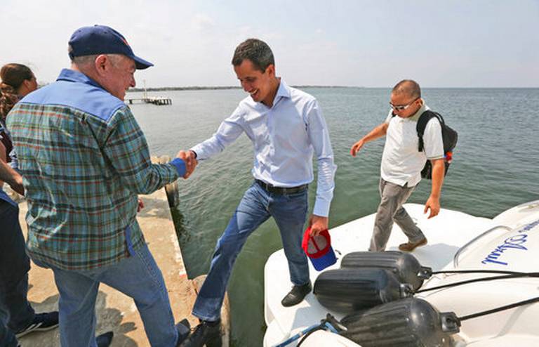 El presidente de la Asamblea Nacional y autoproclamado presidente interino de Venezuela, Juan Guaidó, recibe ayuda para bajar de un bote después de cruzar el lago Maracaibo mientras se encamina hacia un mitin en Cabimas, Venezuela, el domingo 14 de abril de 2019/ FOTO: FERNANDO LLANO/ AP