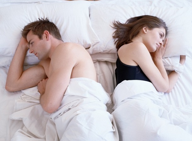 La condición de una relación según la posición al dormir