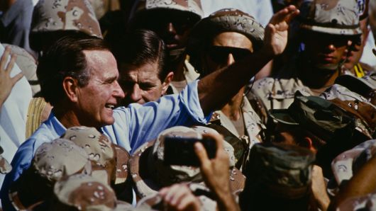 Bush celebra el DÃ­a de AcciÃ³n de Gracias con los marines en Arabia Saudita durante la Guerra del Golfo, el 22 de noviembre de 1990.