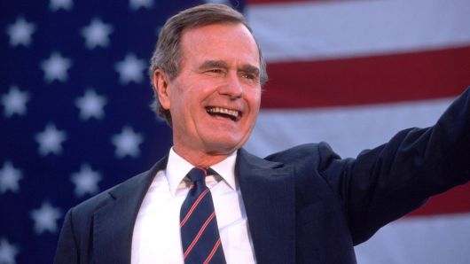 George Bush saluda a los partidarios el 5 de noviembre de 1988, tres dÃ­as antes de ser elegido para la Casa Blanca.