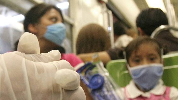 La niña con coronavirus en Madrid no presenta los síntomas clásicos de la enfermedad. Aparentemente, los niños pueden ser portadores del virus y no ocasionar grandes dificultades para su tratamiento. En China, solo el 0,9% de todos los infectados son infantes y no se han reportado bajas de menores de 10 años en ningún país del mundo.