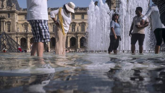 El año pasado una ola de calor mató cerca de 1500 personas en Francia, la gente se metía en las fuentes de agua de la ciudad de París, hoy existe una Contaminación de Coronavirus en Agua de esa.